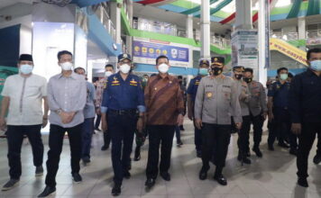 Menteri Perhubungan Tinjau Arus Penumpang Luar Negeri