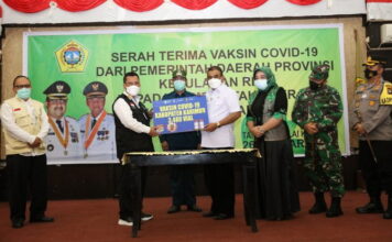 Sekda Prov Serahkan 3.480 Vial Vaksin Kepada Pemkab Karimun