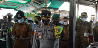 Kapolres Natuna Pantau Prokes di Pasar Ranai Sembari Bagikan Masker