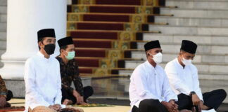 Presiden Jokowi dan Ibu Negara Salat Idulfitri di Halaman Istana Kepresidenan Bogor