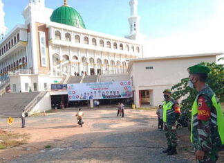 Babinsa Koramil 02/Tarempa PAM Sholat Idul Fitri 1442 H di Masjid Agung Baitur Makmur