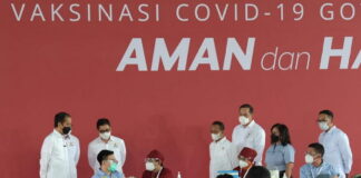 Presiden Jokowi Tinjau Pelaksanaan Perdana Vaksinasi Covid-19 Gotong Royong Untuk Pekerja