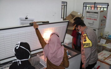 Polres Lingga bersama TNI Kawal Kedatangan Vaksin Covid-19