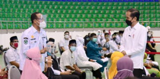 Presiden Jokowi Tinjau Vaksinasi Massal di Provinsi Riau