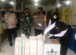 Polres Natuna Bersama TNI dan Instansi Pemerintah Natuna Kawal Kedatangan Vaksin Covid-19