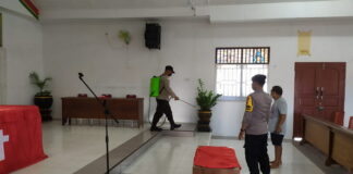 Cegah Penyebaran Covid-19, Polsek Bunguran Timur Semprot Disenfektan di Gereja