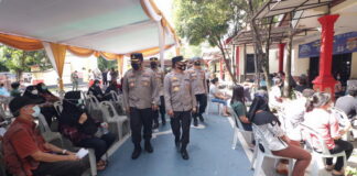 Kapolda Kepri Tinjau Posko PPKM Wilayah Zona Merah di Kota Batam dan Vaksinasi Massal di Polresta Balerang