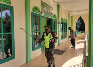 Babinsa dan Bhabinkamtibmas Semprot Cairan Disenfektan di Masjid