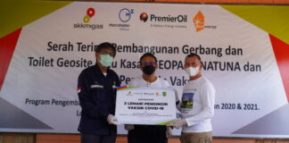 SKK Migas Serahkan Bantuan 2 Unit Lemari Pendingin Vaksin Covid-19 Untuk Natuna
