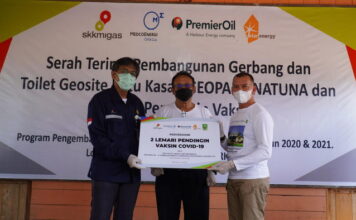 SKK Migas Serahkan Bantuan 2 Unit Lemari Pendingin Vaksin Covid-19 Untuk Natuna