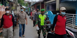 Babinsa Sertu Brandes Sosialisasi Surat Edaran Bupati KKA Tentang Vaksinasi Covid-19