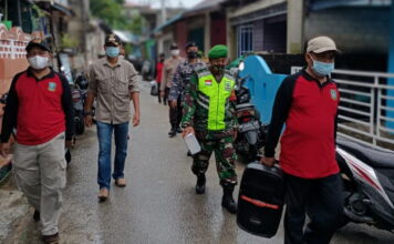 Babinsa Sertu Brandes Sosialisasi Surat Edaran Bupati KKA Tentang Vaksinasi Covid-19