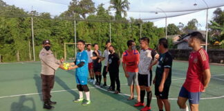 Polsek Daik – Lingga Berikan Bantuan Bola Futsal Serta Edukasi Para Remaja Soal Prokes