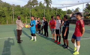 Polsek Daik – Lingga Berikan Bantuan Bola Futsal Serta Edukasi Para Remaja Soal Prokes