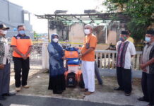 Walikota Tanjungpinang Serahkan Bantuan Untuk Warga Korban Kebakaran