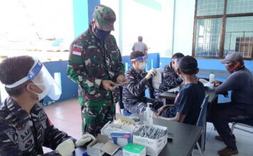 Danlanal Ranai Tinjau Vaksinasi Covid-19 Nakhoda dan ABK Kapal di Pelabuhan Tanjung Payung Penagi