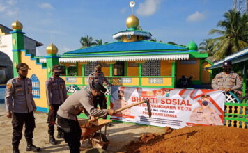 Sambut HUT Bhayangkara Ke-75, Polsek Daik Lingga Gelar Bhakti Sosial Gotong Royong Bersama Masyarakat