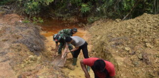 Anggota Satgas TMMD Kodim 0315/Bintan dan Warga Marok Tua Mulai Bangun Gorong-gorong Sebagai Penunjang Pembangunan Jalan