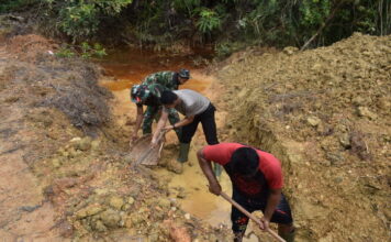 Anggota Satgas TMMD Kodim 0315/Bintan dan Warga Marok Tua Mulai Bangun Gorong-gorong Sebagai Penunjang Pembangunan Jalan