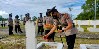 Peringati Hari Bhayangkara Ke-75, Polres Natuna Ziarah Ke Makam Pahlawan dan Tabur Bunga