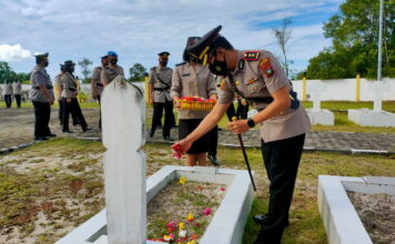 Peringati Hari Bhayangkara Ke-75, Polres Natuna Ziarah Ke Makam Pahlawan dan Tabur Bunga