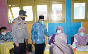 Bersama Kapolres Lingga M.Nizar Tinjau Vaksinasi Massal di SMPN 1 Lingga