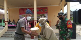 Dampingi TMMD, Asisten II Yusrizal Bagikan Sembako di Marok Tua