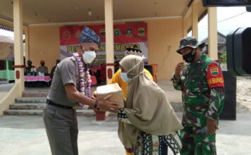 Dampingi TMMD, Asisten II Yusrizal Bagikan Sembako di Marok Tua