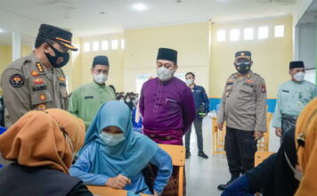 Bupati Lingga Tinjau Dua Tempat Vaksinasi di Dabo Singkep