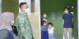 Nizar dan Istri Kunjungi Warga Terdampak Covid-19