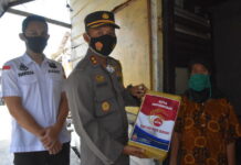Kapolres Tanjungpinang Bagikan Langsung Sembako ke Masyarakat dari Rumah ke Rumah