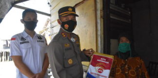 Kapolres Tanjungpinang Bagikan Langsung Sembako ke Masyarakat dari Rumah ke Rumah