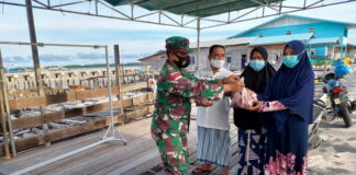 Lanal Ranai Bagikan Daging Kurban dari Rumah ke Rumah
