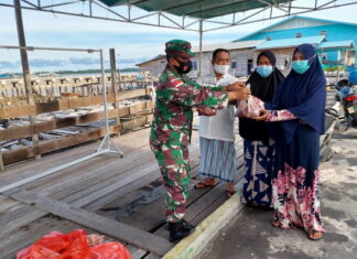 Lanal Ranai Bagikan Daging Kurban dari Rumah ke Rumah