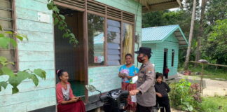 Satbinmas Polres Natuna Himbau Prokes Kepada Masyarakat dari Pintu ke Pintu