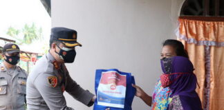 Kapolres Lingga Berikan Bansos Kepada Masyarakat Kurang Mampu