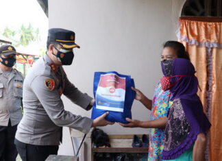Kapolres Lingga Berikan Bansos Kepada Masyarakat Kurang Mampu