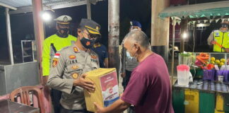 Masa PPKM, Kapolres Natuna Bagi Sembako Ke Penjual Makan Pinggir Jalan