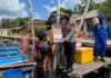 Patroli Dipesisir, Satpolairud Polres Natuna Bagikan 50 Paket Sembako ke Nelayan