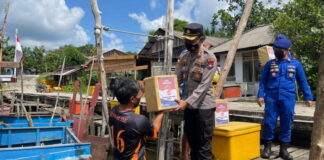 Patroli Dipesisir, Satpolairud Polres Natuna Bagikan 50 Paket Sembako ke Nelayan