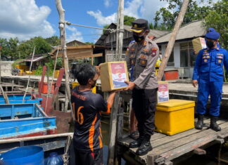 Patroli Dipesisir, Satpolairud Polres Natuna Bagikan 50 Paket Sembako ke Nelayan