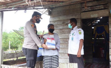 Polres Lingga Berikan Bansos Kepada Warga Kurang mampu di Desa Kuala Raya