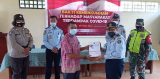 Imigrasi Dabo Salurkan Bantuan Ke Masyarakat Terdampak Covid-19