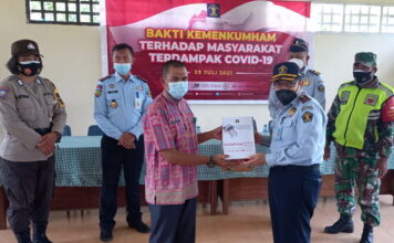 Imigrasi Dabo Salurkan Bantuan Ke Masyarakat Terdampak Covid-19