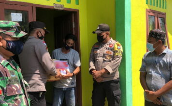 Sinergitas TNI – Polri di Pulau Serasan Bagikan Paket Sembako dan Pasang Stiker Isolasi Mandiri