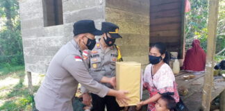 Sambangi Warga Desa Kabag Ops Polres Natuna Bagi Sembako