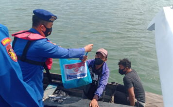 Satpolairud Polres Tanjungpinang Salurkan Bansos ke Warga