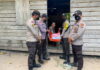 Kapolsek Pulau Laut Bagikan Sembako Ke Masyarakat Terdampak Covid-19