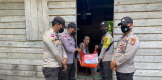 Kapolsek Pulau Laut Bagikan Sembako Ke Masyarakat Terdampak Covid-19