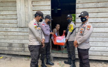Kapolsek Pulau Laut Bagikan Sembako Ke Masyarakat Terdampak Covid-19